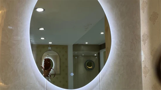 Specchio per il trucco del bagno in vetro a specchio decorativo in alluminio di forma irregolare a prezzo di fabbrica